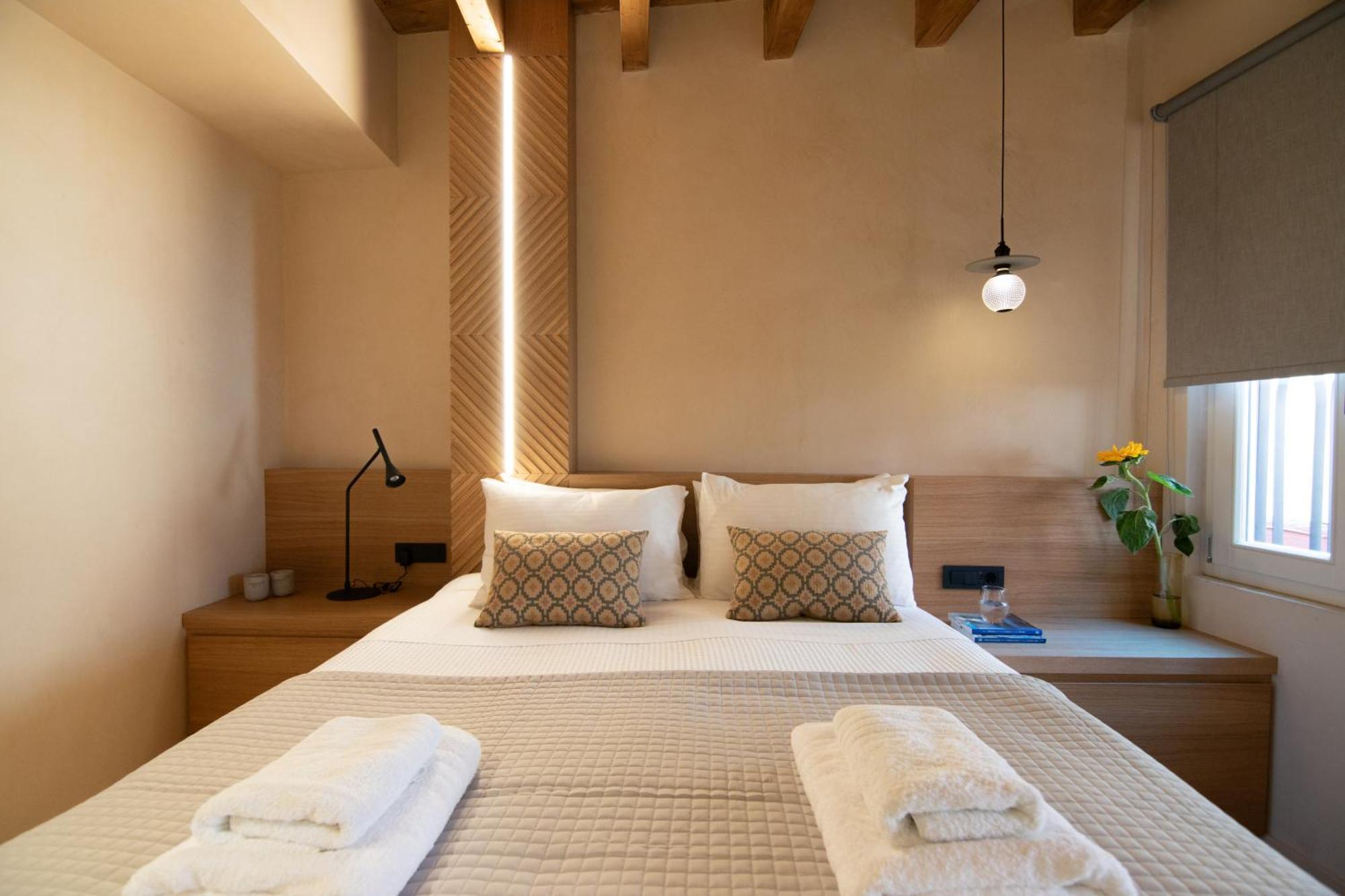 One-bedroom Family Suite Indoor Tub with Old Town View and Balcony